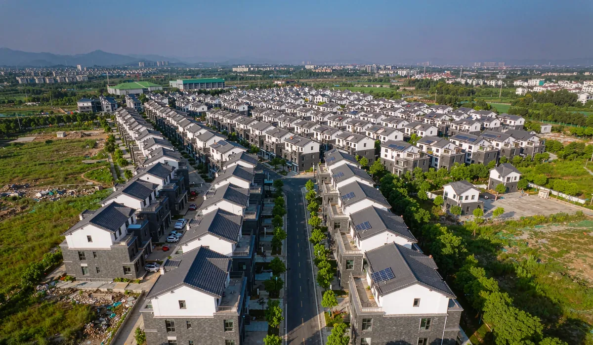 农村自建房施工场景，框架结构房屋主体施工中